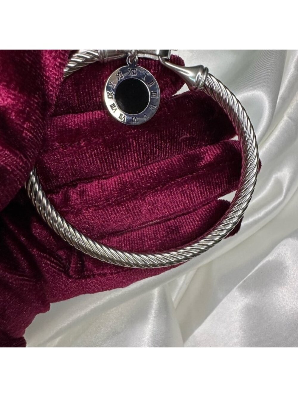 Luxury | high quality | fashionable |Silver Bracelet with Black Charm - Picture 4 of 8